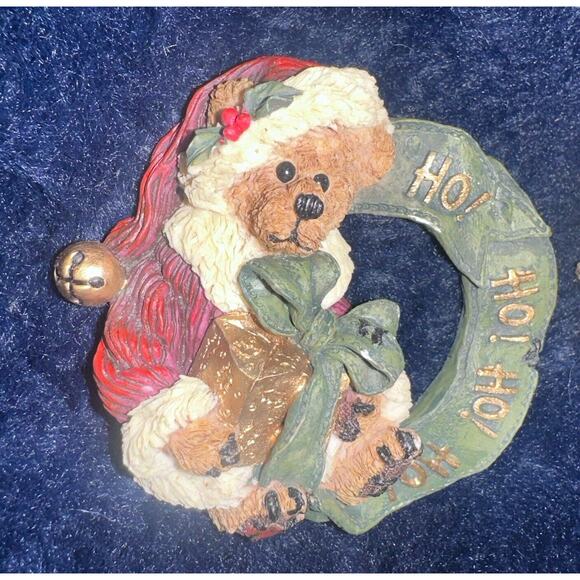 RARE VINTAGE BOYDS BEARWARE CHRISTMAS TEDDY BEAR WREATH BROOCH / PIN 2 1/2" TALL - Picture 1 of 1